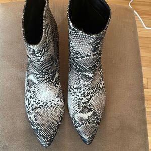Rur21 booties with unique snake print